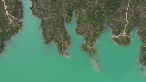 In-Der-Nähe-Einer-Hohen-Luftaufnahme-Des-Ufers-Des-Lake-Saint-Cassien-Mit-Bäumen-Und-Pfad
